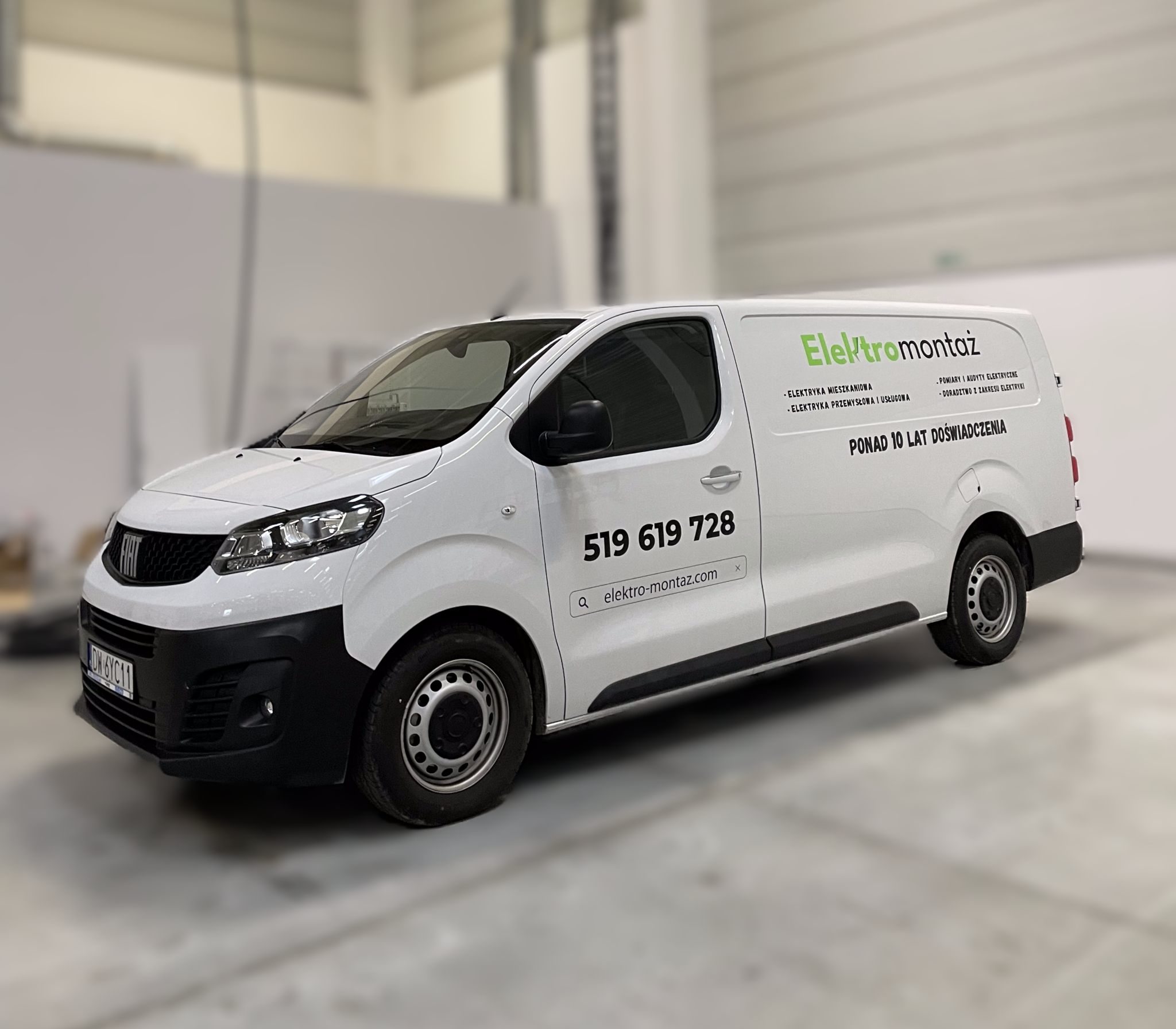 Elektryk Elektromontaż podczas realizacji instalacji elektrycznej